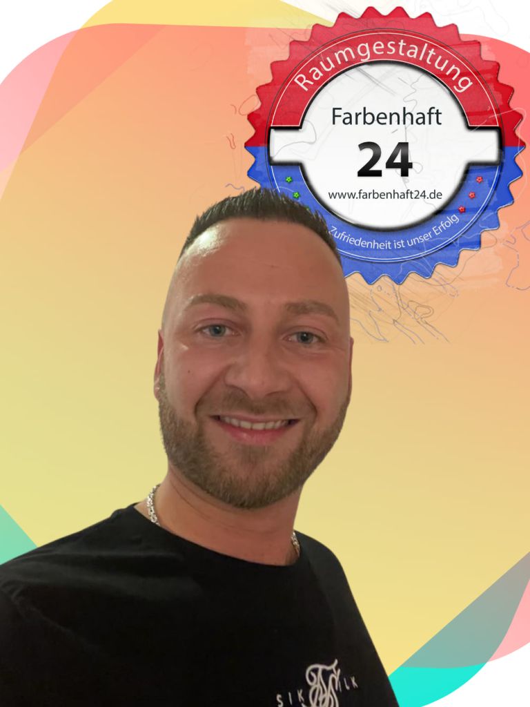 Tobias Knopczyk, Inhaber von Farbenhaft24 Raumgestaltung, mit dem Zeichen des Betriebs